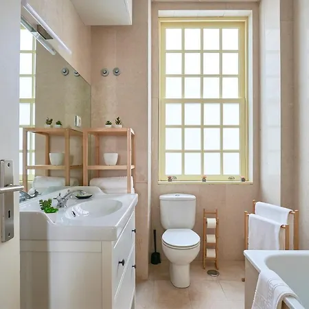 Spacious In The Perfect Location, By Timecooler * Lisboa