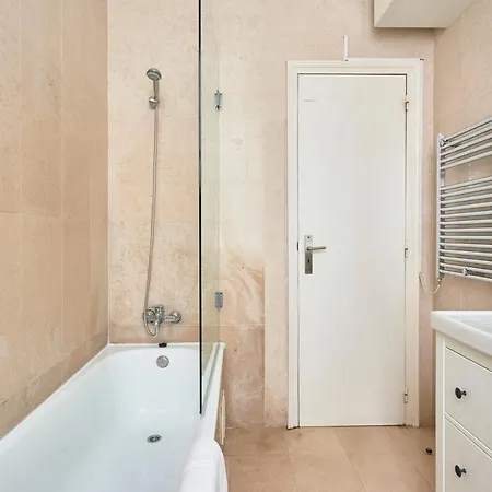 Spacious In The Perfect Location, By Timecooler Apartman *